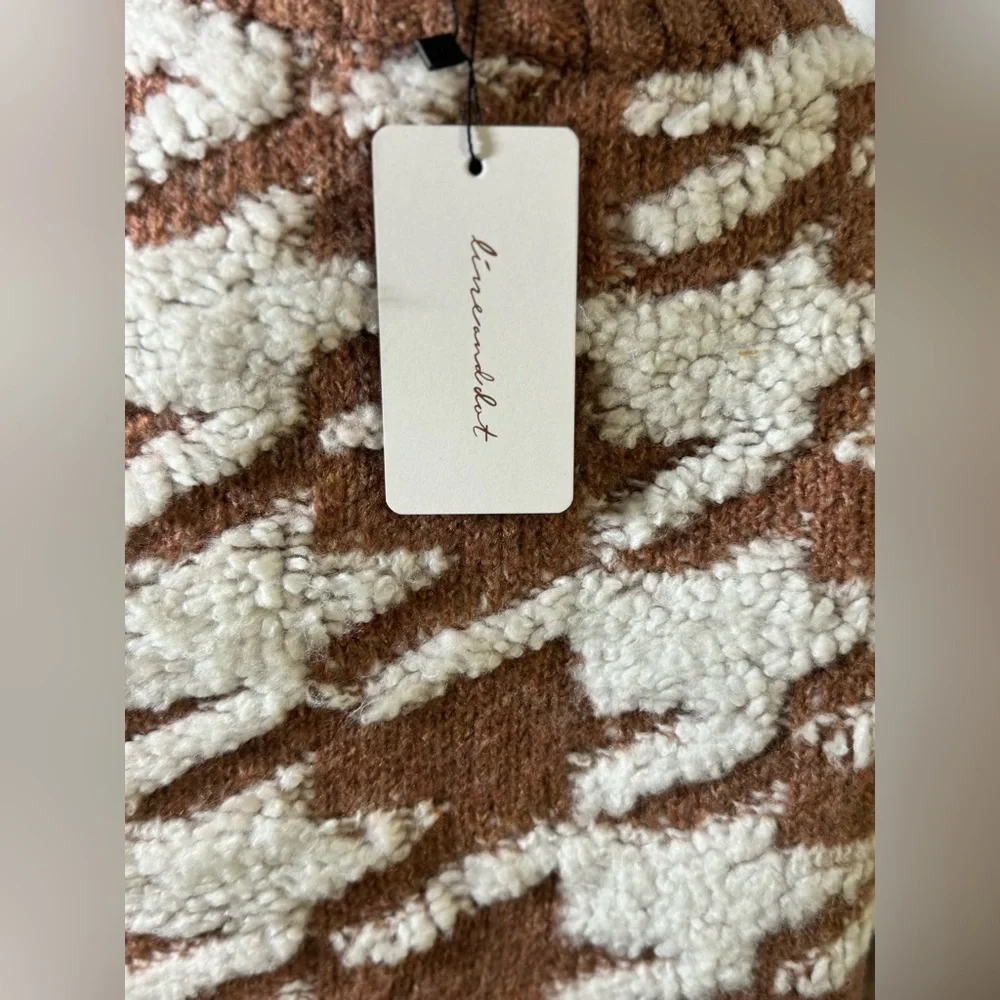 NWT Line & Dot Women's Houndstooth Plush Brown
Crewneck Sweater Revolve - Picture 8 of 15